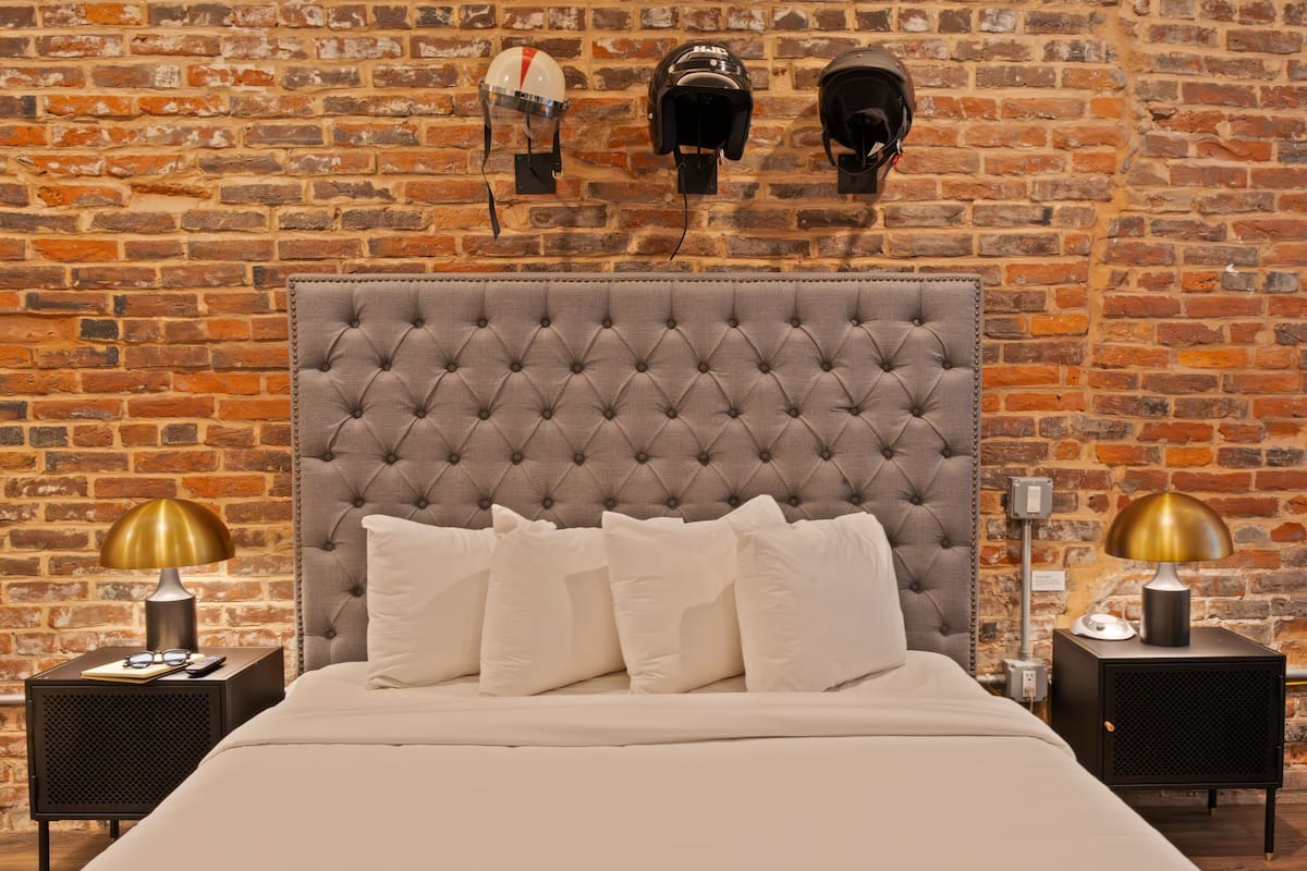 Studiosviitti, 1 keskisuuri parisänky | Työpöytä, kannettavalle tietokoneelle sopiva työtila, pimennysverhot