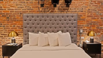 Studio Suite, 1 Queen Bed | Desk, laptop workspace, blackout drapes, free cribs/infant beds