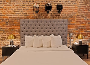 Suite estudio, 1 cama Queen size | Escritorio, espacio para trabajar con laptop y cortinas blackout