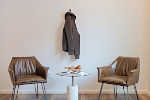 Suite estudio, 1 cama King size | Escritorio, espacio para trabajar con laptop y cortinas blackout