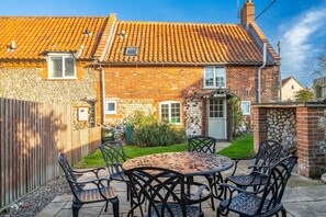 Outdoor dining - 1 Ruscon Cottages, Brancaster Staithe, Norfolk (Brancaster Staithe)