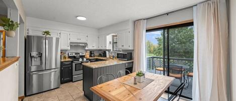 Jääkaappi, mikroaaltouuni, uuni, liesi