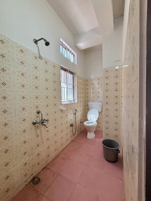 Douche, serviettes fournies, savon, shampoing