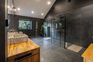 Shower, hair dryer, towels, soap - Secluded lakeside retreat in the Worcestershire countryside. (Little Witley)