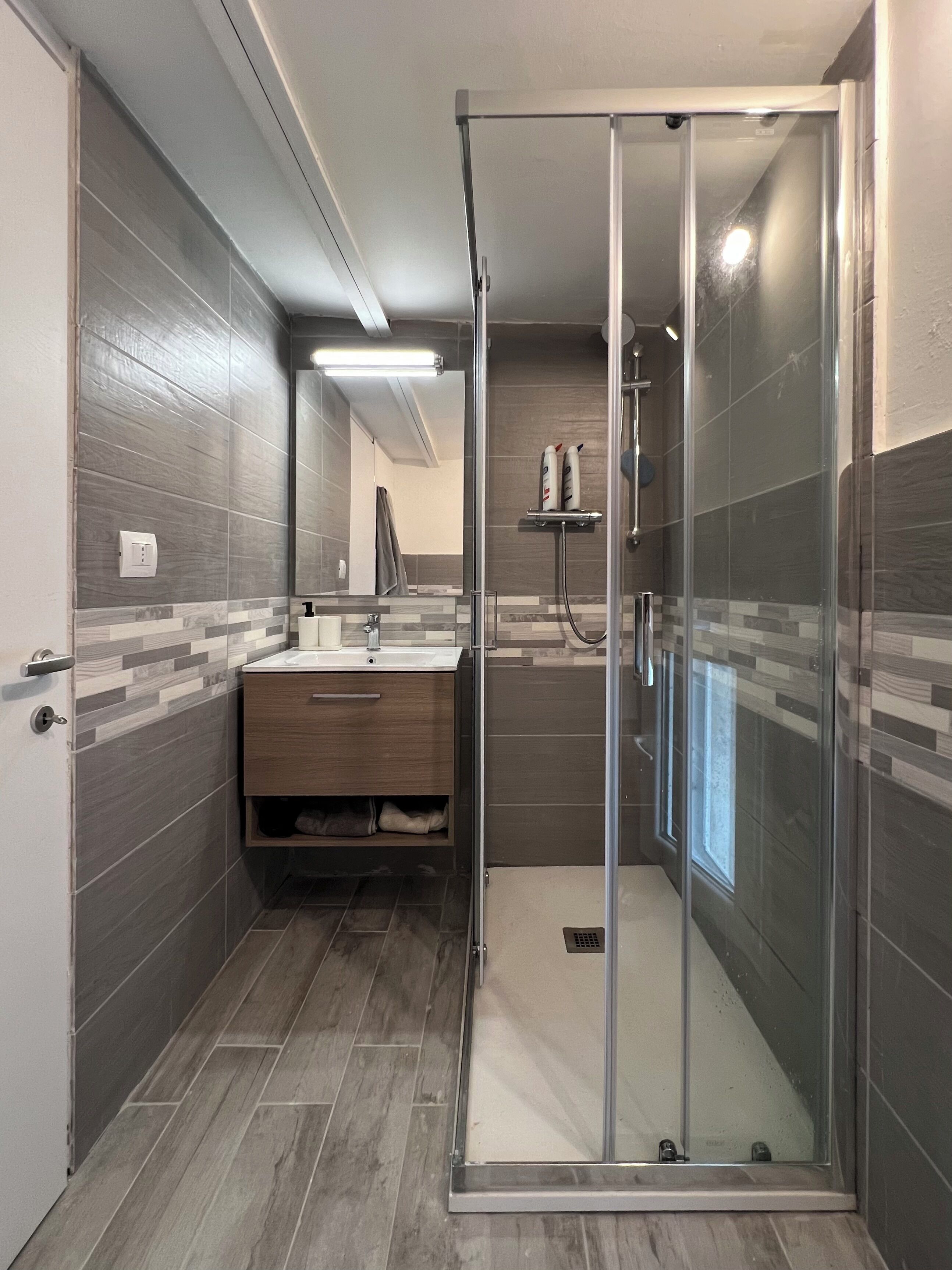 Douche, séchoir à cheveux, bidet, serviettes fournies