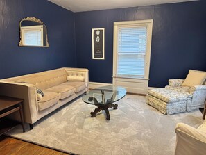 Smart TV - Fabulous 1 bedroom apartment in Jamestown. Close to everything. Pet friendly (Jamestown)