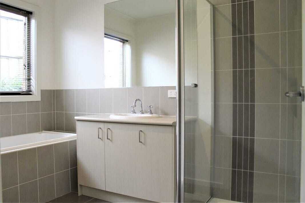 Sèche-cheveux, bidet, serviettes fournies, savon