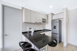 Refrigerador, placa de cocina, tostadora