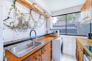 Fridge, microwave, stovetop, toaster - Boho Stay - 2D, Parking, Wifi & Great Location (Vitacura)