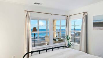 2 makuuhuonetta, työpöytä, silitysrauta/-lauta, vauvan matkasänky