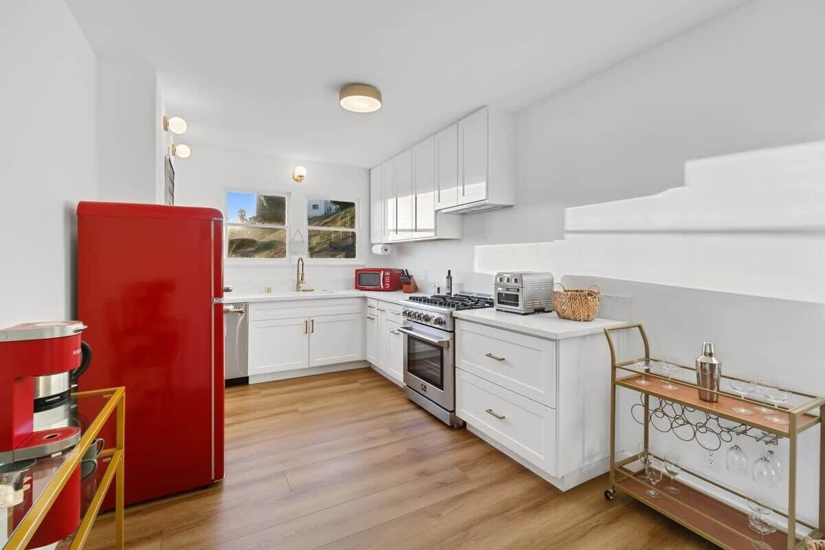 Jääkaappi, mikroaaltouuni, uuni, liesi