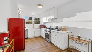 Jääkaappi, mikroaaltouuni, uuni, liesi