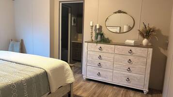 3 habitaciones, tabla de planchar con plancha, wifi y ropa de cama