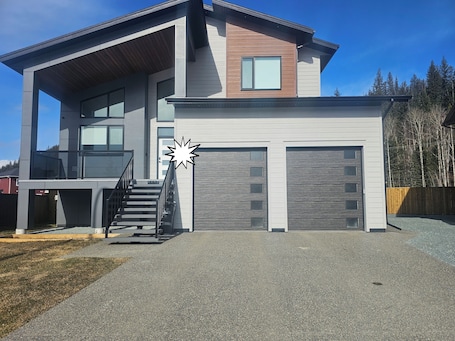 Exterior. Modern Private 1-Bedroom Suite – Clean, Quiet, Full Kitchen