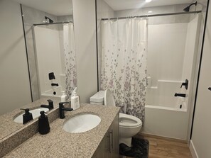 Handtücher, Seife, Toilettenpapier