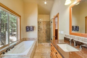 Shower, hair dryer, towels - Holly Forest Retreat in Tahoe City (Tahoe City)