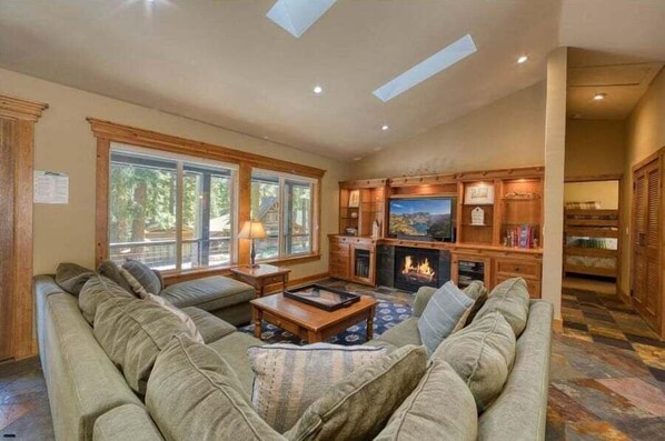 Smart TV, fireplace