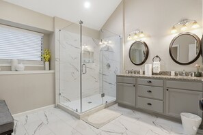 Dusche, Haartrockner, Handtücher, Seife