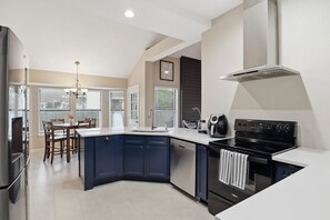 Private kitchen - 13-minutes drive to Arlington Entertainment district, 17 minutes to DFW airport (Grand Prairie)