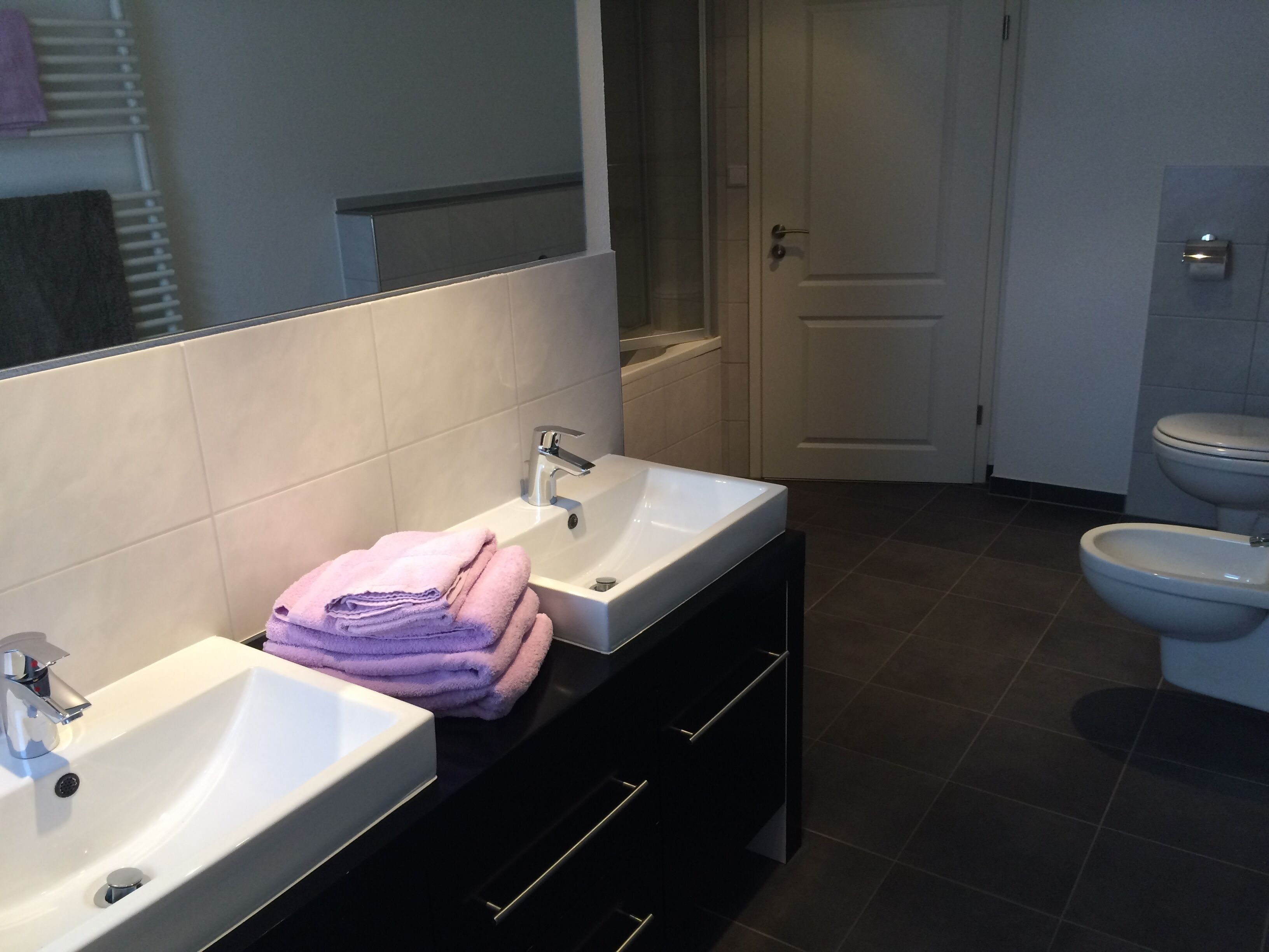 Douche, bidet, serviettes fournies, papier toilette