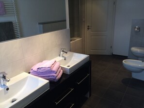 Shower, bidet, towels, toilet paper - Boardinghouse-SWB in the Hirschen 95 sqm, 2 bedrooms, 2 bathrooms, large living room (Mönchweiler)