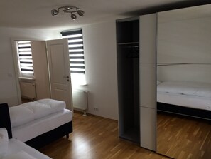 2 bedrooms, Internet, bed sheets - Boardinghouse-SWB in the Hirschen 95 sqm, 2 bedrooms, 2 bathrooms, large living room (Mönchweiler)