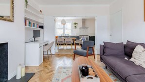 Living area - Gorgeous 3BDR Flat in the Heart of South London (Greater London)