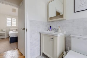 Shower, hair dryer - Gorgeous 3BDR Flat in the Heart of South London (Greater London)
