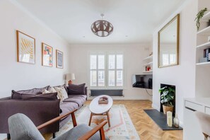 TV, offices - Gorgeous 3BDR Flat in the Heart of South London (Greater London)