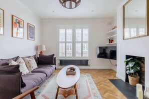 TV, offices - Gorgeous 3BDR Flat in the Heart of South London (Greater London)