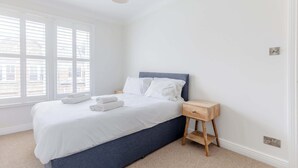Room - Gorgeous 3BDR Flat in the Heart of South London (Greater London)
