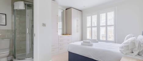 Strygejern/strygebræt, internetforbindelse, sengetøj