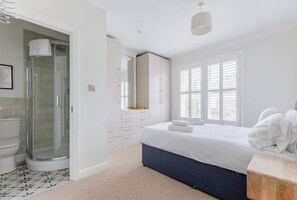 Iron/ironing board, Internet, bed sheets - Gorgeous 3BDR Flat in the Heart of South London (Greater London)
