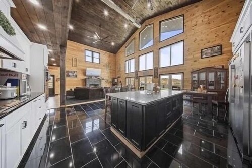 Unwind in a Spacious Kentucky Barndominium Ideal for Vacations and Events.