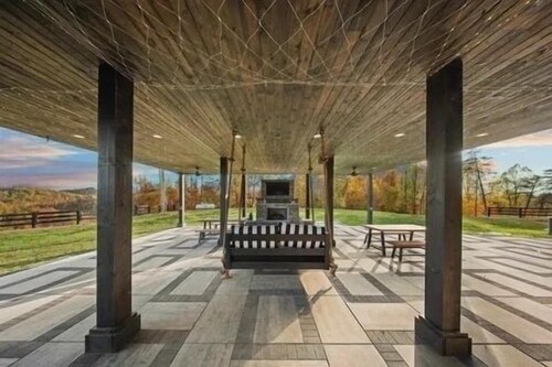 Unwind in a Spacious Kentucky Barndominium Ideal for Vacations and Events.