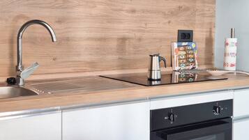 Geladeira, micro-ondas, fogão, cooktop