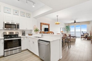 Jääkaappi, mikroaaltouuni, uuni, liesi