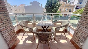 Outdoor dining - Centrally located family apartment - South Costa Nerja (Nerja)
