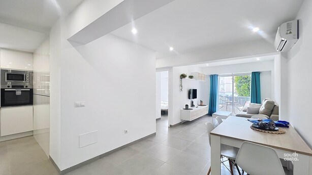 A modern, open-plan living space with a kitchen, dining area, and a balcony with a view. - Modern Central Apartment - South Costa, Nerja (Nerja)