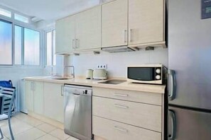 Kühlschrank, Mikrowelle, Geschirrspüler, Toaster
