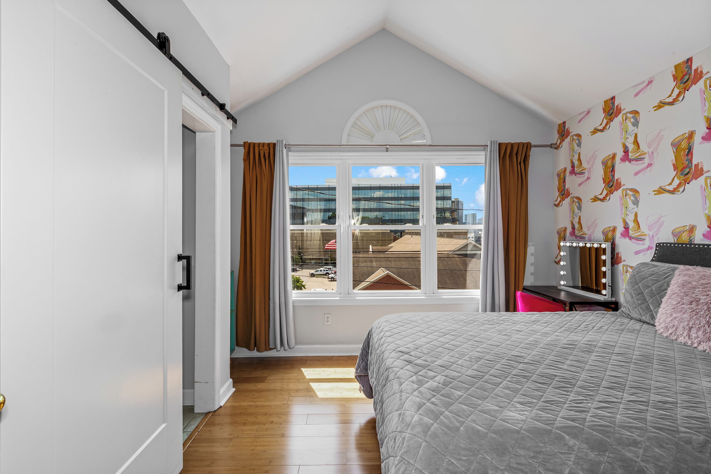 2 slaapkamers, een strijkplank/strijkijzer, gratis wifi, beddengoed