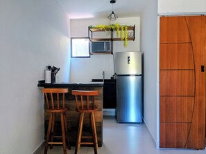 Fridge, microwave, oven, stovetop - Compact and comfortable apartment in Tamios. (Cabo Frio)