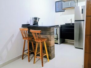 Fridge, microwave, oven, stovetop - Compact and comfortable apartment in Tamios. (Cabo Frio)