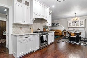 Een koelkast, een microgolfoven, een oven, een kookplaat