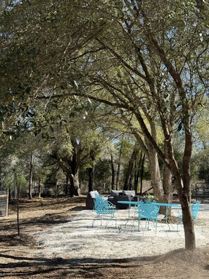 Outdoor dining - Horse & Garden Farmstay: Rustic Meets Regenerative (Morriston)