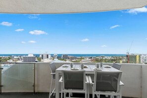 Outdoor dining - Cityview Escape Poolside Living near CBD and Beach (Wollongong)