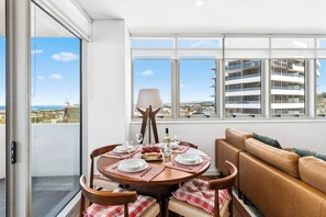 Dining - Cityview Escape Poolside Living near CBD and Beach (Wollongong)