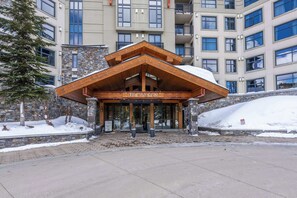 A building with a wooden entrance and a sign reading 'The Westin.' - Cozy Studio w King Bed, Fireplace & Kitchenette (Mammoth Lakes)