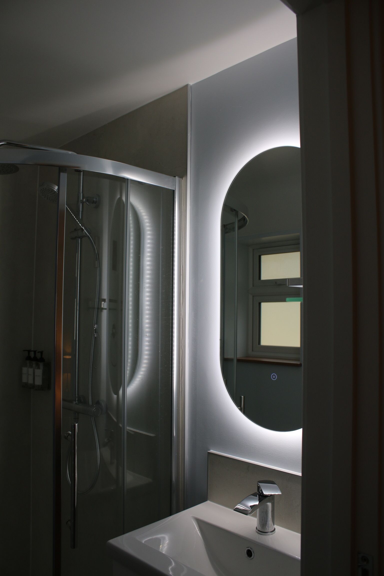 Douche, articles de toilette écologiques, séchoir à cheveux