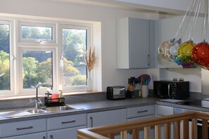 Fridge, microwave, oven, stovetop - The Nestle - A Romantic Rural Retreat (Ilminster)